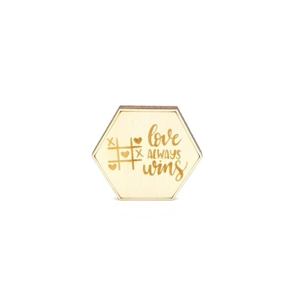 Insigna pentru nunta „Love always wins”