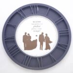 Ceas cu cadran clasic și placă personalizată