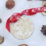 Glob de Crăciun decorat cu fulgi