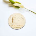 Mărturie de Nuntă Circulară cu Desen, Siluete și Mesaj