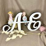 Decorațiune în formă de litere cu figurine