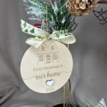 Glob cu "First Christmas in our home"