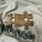 Suport pentru verighete tip piese de puzzle
