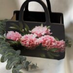Cutie poseta neagra cu flori roz